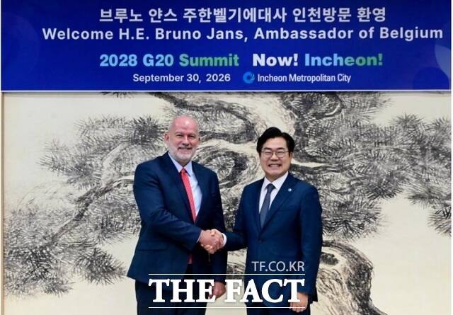 박찬대 인천시장이 30일 송도 G타워에서 브루노 얀스 주한 벨기에 대사와 협력 방안을 논의 한 뒤 기념 촬영을 하고 있다. /인천시