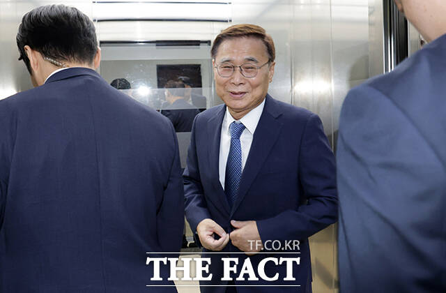 이종석 국정원장이 30일 오전 서울 여의도 국회에서 열린 정보위원회 전체회의를 마친 뒤 이동하고 있다. /국회사진기자단