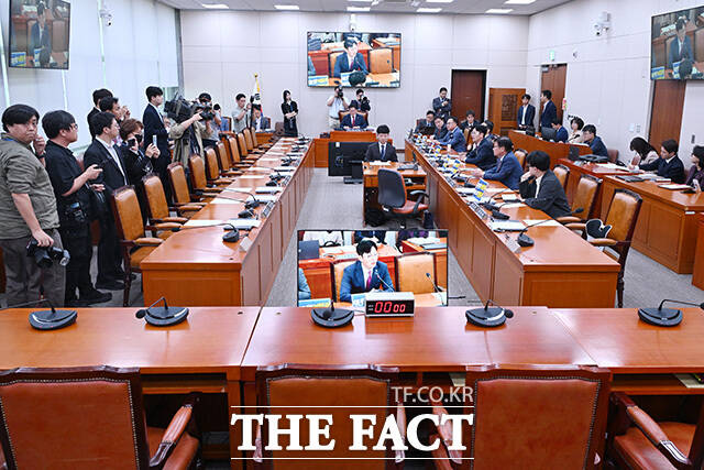 전체회의 불참한 민주당, 자리에 놓여있는 전체회의 개회 요구서.