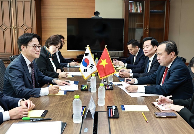 김정관 산업통상부 장관(왼쪽)이 30일 서울 강남구 한국기술센터에서 부 하이 꾸언 베트남 과학기술부 장관과 면담을 하고 원전 등 양국 간 경제와 첨단산업 협력 방안을 논의했다. /산업통상부