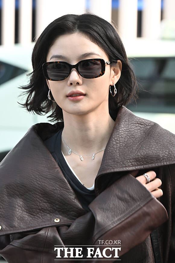 배우 김유정이 30일 오전 '2026 메시카 하이주얼리 쇼‘ 참석을 위해 인천국제공항에 도착해 프랑스 파리 출국을 앞두고 취재진과 팬들에게 포즈를 취하고 있다. /인천국제공항=김성렬 기자