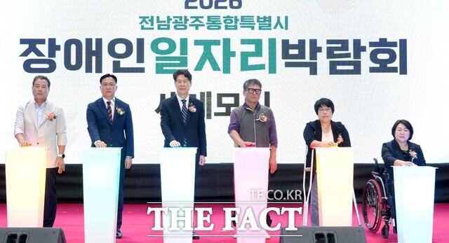 황기연 전남광주시 행정부시장이 30일 목포실내체육관에서 열린 '2026 전남광주시 장애인 일자리박람회 개회식'에 참석해 주요 내빈들과 퍼포먼스를 하고 있다. /전남광주시