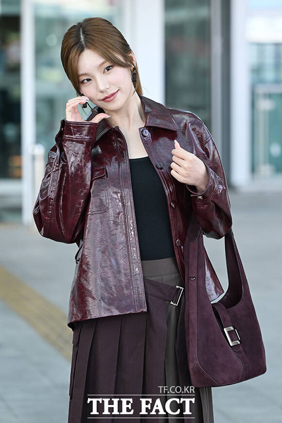 그룹 있지(ITZY) 예지가 30일 오전 해외 일정 참석을 위해 인천국제공항에 도착해 프랑스 파리로 출국하며 취재진과 팬들에게 포즈를 취하고 있다. /인천국제공항=김성렬 기자