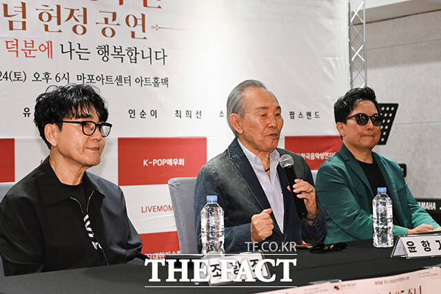가수 조항조와 윤항기, 유현상(왼쪽부터)이 포즈를 취하고 있다.