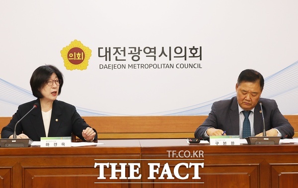대전시의회 하경옥 의원(왼쪽)과 구본환 의원이 공동좌장을 맡아 30일 시의회 소통실에서 지역 건설업체와 지역 노동자의 상생 방안 정책토론회를 개최했다. /선치영 기자