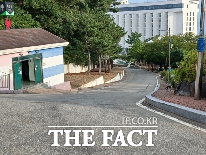 삼사해상공원에 강구해상대교 이정표가 턱없이 부족해 운전자들이 길 찾기에 어려움을 겪고 있다. /박진홍 기자