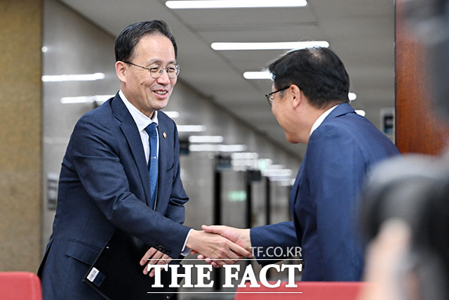 이형일 경제부총리 겸 재정경제부 장관(오른쪽) 만난 정 원내대표.