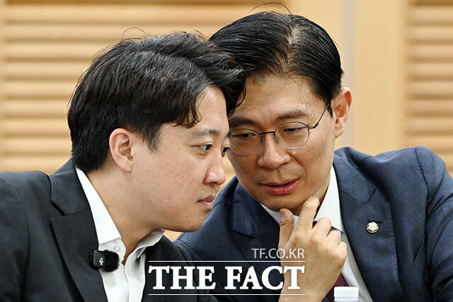 이준석 개혁신당 의원(왼쪽)과 조정훈 국민의힘 의원이 30일 오전 서울 여의도 국회 의원회관에서 열린 수도권 주거혁신포럼에서 대화를 나누고 있다. /국회=남용희 기자