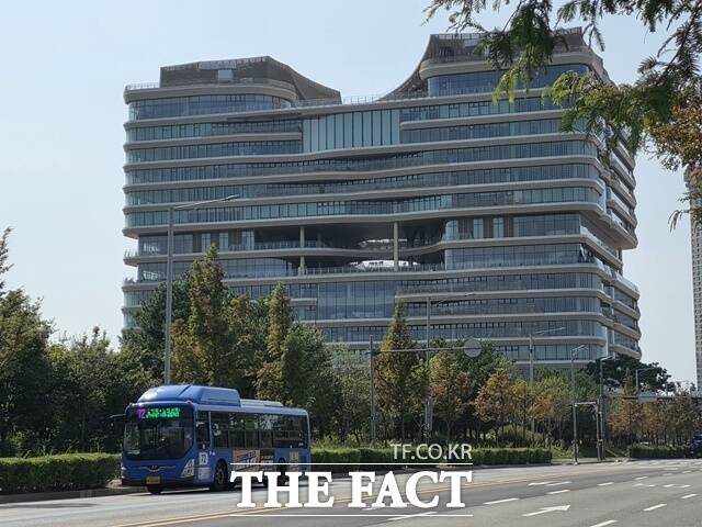 하나금융지주는 30일 그룹임원후보추천위원회를 열고 하나은행, 하나증권, 하나카드, 하나캐피탈, 하나생명보험, 하나저축은행 등 6개 주요 관계회사의 최고경영자 경영승계 절차를 개시했다. 하나금융그룹의 새 그룹 헤드쿼터(HQ). /청라=이선영 기자