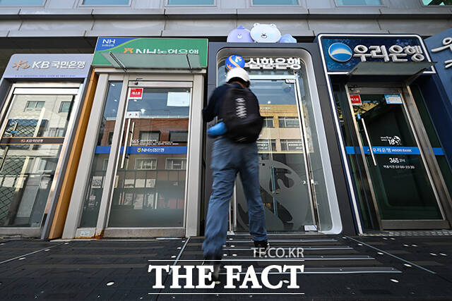 오는 2027년 4월부터 시중은행이 현행보다 30분 늦은 9시 30분에 개점한다. 금융권 노사는 약 5개월간 이어온 산별중앙교섭을 28일 타결했다. 총액 임금 3.0% 인상과 영업시간 오전 개점 기준 30분 단축이다. /남윤호 기자