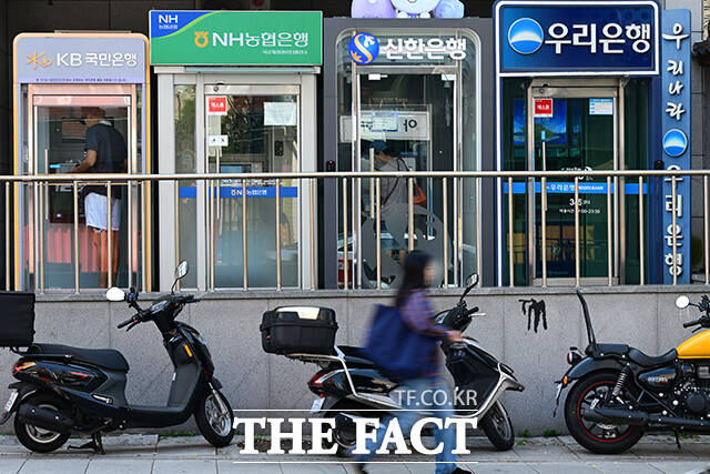 출근 시간을 늦출 수 있는 자율출근제와 금요일 조기 퇴근제 정착을 위한 당일 고객 마감 제도도 도입된다. 사진은 30일 서울 시내 시중은행의 현금자동입출금기를 사용하는 시민들의 모습.