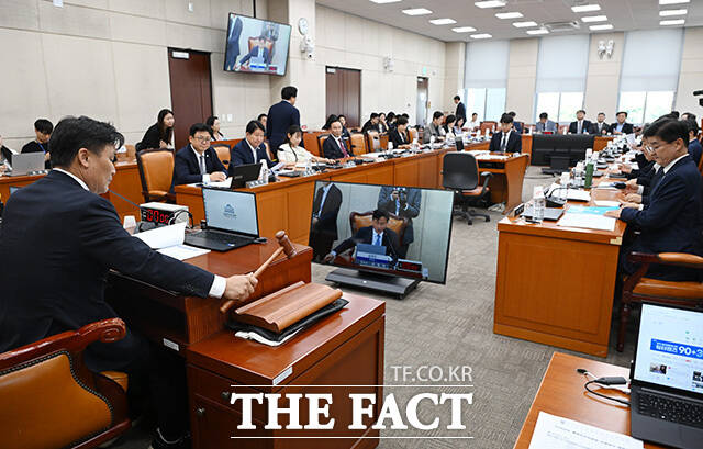 행정안전위원회는 자치경찰 관련 증인을 대거 채택한 가운데 경찰개혁뿐 아니라 지역소멸과 지방분권, 시설물 안전관리 등 행정·안전 분야 현안을 폭넓게 점검할 예정이다. 사진은 지난 28일 열린 행정안전위원회 전체회의./남용희 기자