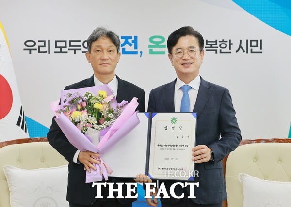 허태정 대전시장이 30일 남승훈 신임 대전과학산업진흥원장에게 임명장을 수여하고 있다. /대전시