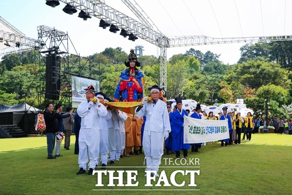 지난해 개최된 제16회 대전효문화뿌리축제에서 진행한 문중 퍼레이드 모습. /대전시 중구