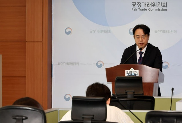 전성복 공정거래위원회 기업거래결합심사국장이 30일 정부세종청사에서 대한항공-아시아나 기업결합 관련 시정조치 불이행 및 시정조치 변경신청 건 심의 절차 개시 브리핑을 하고 있다. /뉴시스