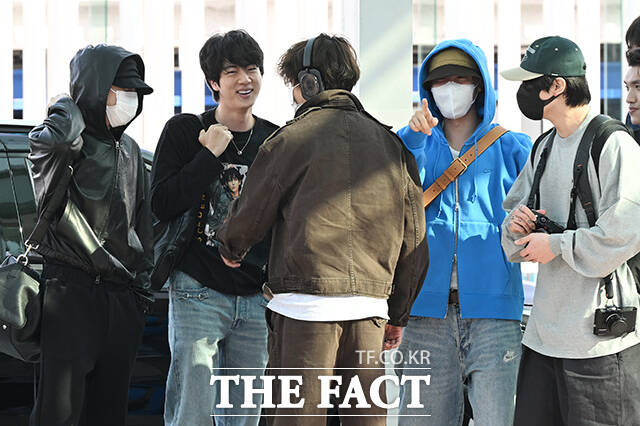 그룹 방탄소년단의 지민과 진, 뷔(왼쪽부터)가 30일 오전 해외 일정 참석을 위해 인천국제공항에 도착해 미국 애틀란타로 출국하고 있다. /인천국제공항=김성렬 기자