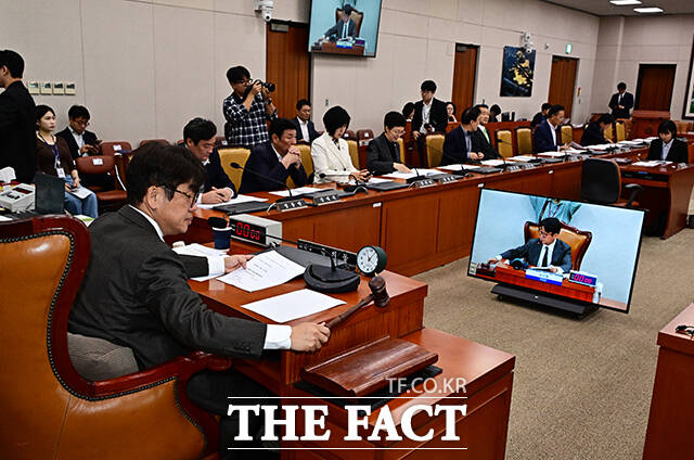 유의동 국토위원장이 30일 오전 서울 여의도 국회에서 열린 국토교통위원회 전체회의에 참석해 안건을 상정하고 있다. /국회=배정한 기자