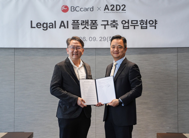 장일준 A2D2 공동대표(왼쪽)와 오성수 비씨카드 AI데이터본부장 상무가 플랫폼 구축 업무협약식에서 기념촬영을 하고 있다. /비씨카드