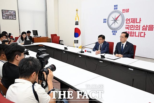 이형일 경제부총리 겸 재정경제부 장관(오른쪽) 만난 정 원내대표.