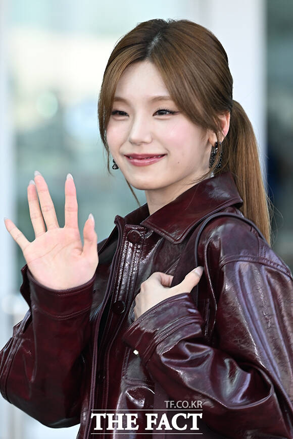 그룹 있지(ITZY) 예지가 30일 오전 해외 일정 참석을 위해 인천국제공항에 도착해 프랑스 파리로 출국하며 취재진과 팬들에게 포즈를 취하고 있다. /인천국제공항=김성렬 기자