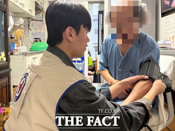 대한적십자사 대전세종지사가 30일 지역 내 국가유공자 결연 25명을 대상으로 맞춤형 건강관리 지원 봉사활동을 펼쳤다. 대학적십자 회원이 국가유공자를 찾아 혈압을 체크하고 있다. /대한적십자사 대전세종지사