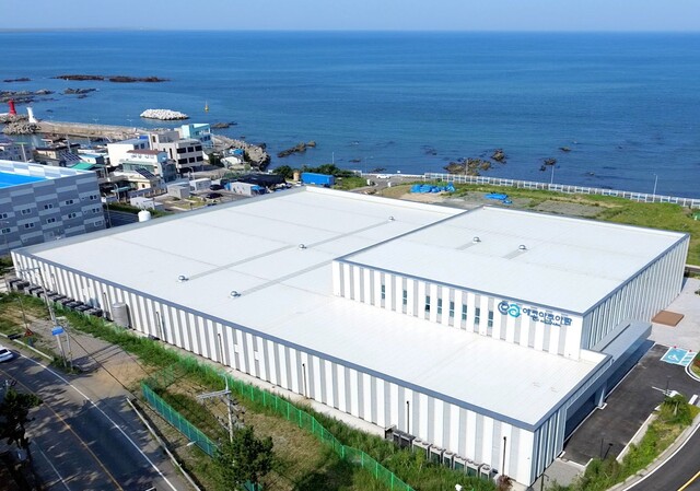 GS건설 자회사 에코아쿠아팜은 30일 부산시 기장군 '부산 스마트양식 클러스터'에서 육상양식을 통해 생육한 연어를 선보이는 청정 K-연어 출하 선포식을 가졌다. 사진은 에코아쿠아팜 부산 스마트양식 클러스터 전경. /GS건설