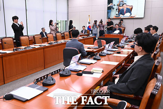 전체회의 불참한 민주당, 자리에 놓여있는 전체회의 개회 요구서.