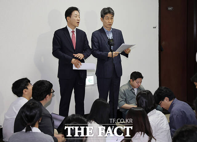 국회 정보위 여야 간사인 윤건영 더불어민주당(오른쪽), 유영하 국민의힘 의원이 30일 오전 서울 여의도 국회에서 열린 정보위원회 전체회의를 마친 뒤 브리핑을 하고 있다. /국회사진기자단