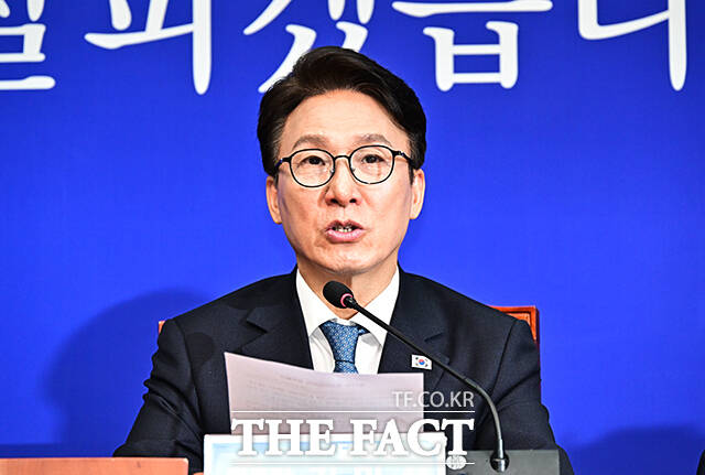 최고위원회의 속개 선언하는 김민석 더불어민주당 대표.