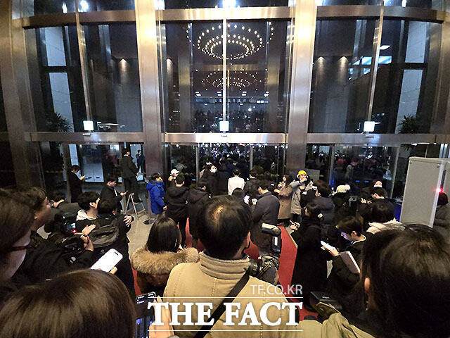 윤석열 전 대통령이 비상계엄을 선포한 3일 밤 서울 여의도 국회에 계엄군이 진입하고 있다. /국회=박헌우 기자