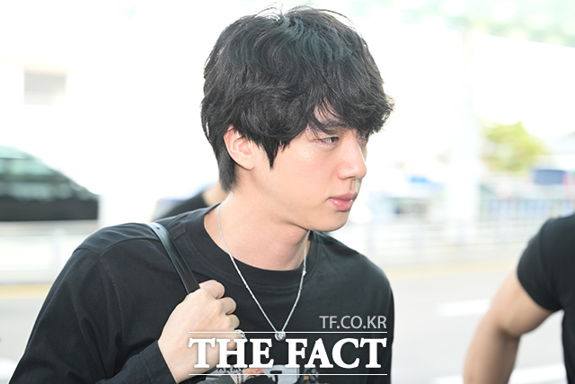 그룹 방탄소년단의 지민과 진, 뷔(왼쪽부터)가 30일 오전 해외 일정 참석을 위해 인천국제공항에 도착해 미국 애틀란타로 출국하고 있다. /인천국제공항=김성렬 기자