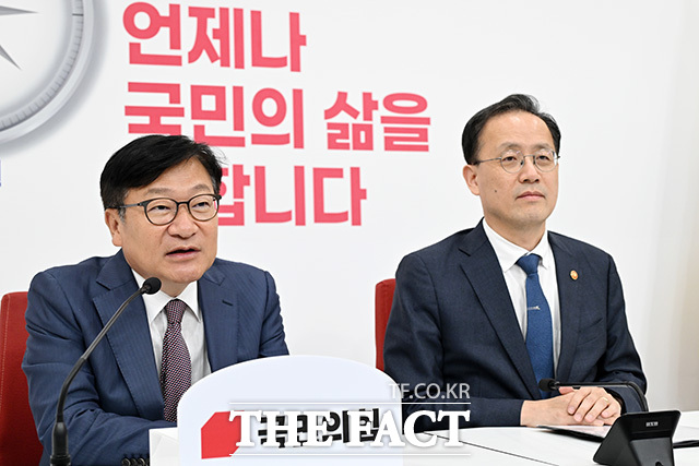 이형일 경제부총리 겸 재정경제부 장관(오른쪽) 만난 정 원내대표.