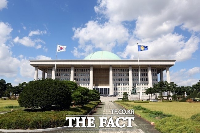 국회 예산정책처는 수출 호조와 내수 회복에 힘입어 내년 우리나라 경제가 2.7% 성장하고, 향후 5년간 잠재성장률은 연평균 2.3%를 기록할 것으로 전망했다. /더팩트 DB