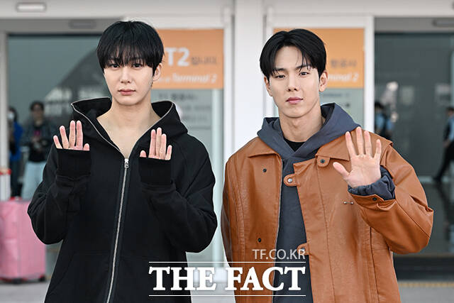 그룹 몬스타엑스의 셔누(오른쪽)와 형원이 30일 오전 파리패션위크 참석차 인천국제공항을 통해 출국하며 취재진과 팬들에게 포즈를 취하고 있다. /인천국제공항=김성렬 기자