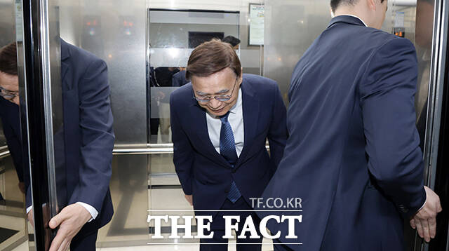 국회 정보위 여야 간사인 윤건영 더불어민주당(오른쪽), 유영하 국민의힘 의원이 30일 오전 서울 여의도 국회에서 열린 정보위원회 전체회의를 마친 뒤 브리핑을 하고 있다. /국회사진기자단