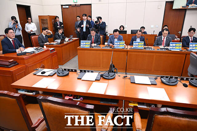 전체회의 불참한 민주당, 자리에 놓여있는 전체회의 개회 요구서.