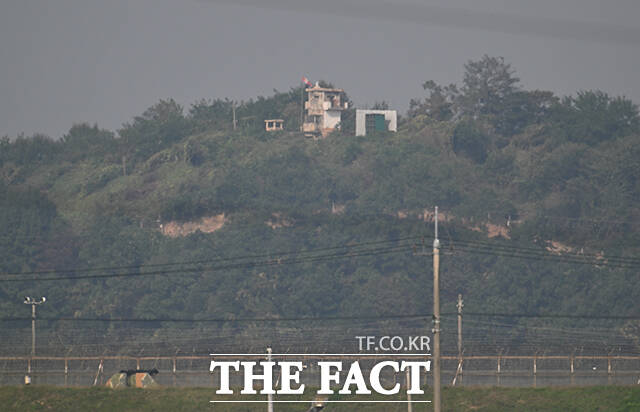 서부전선 비무장지대(DMZ) 내 지뢰 폭발 사고가 발생한 가운데 30일 오전 경기 파주시 접경지역에서 바라본 북한군 초소에 인공기가 펄럭이고 있다. /파주=박헌우 기자