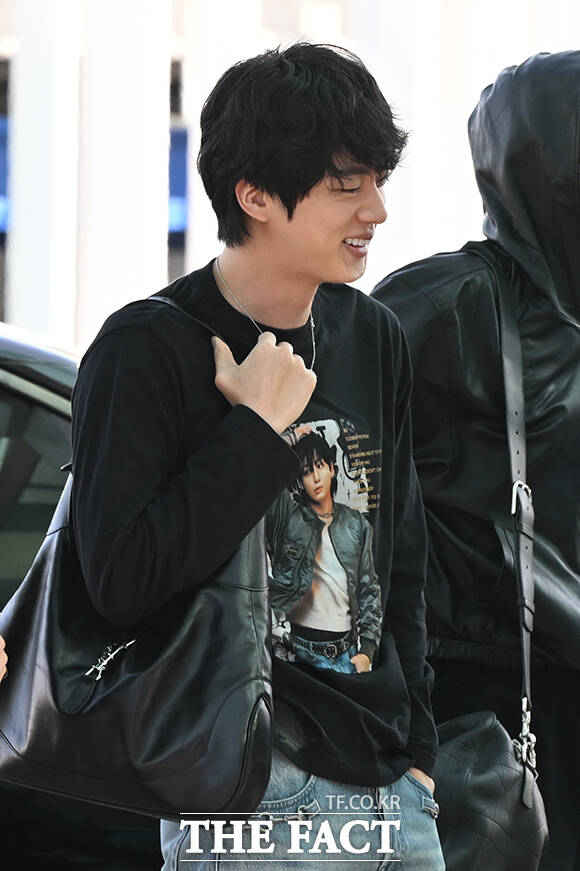 그룹 방탄소년단의 지민과 진, 뷔(왼쪽부터)가 30일 오전 해외 일정 참석을 위해 인천국제공항에 도착해 미국 애틀란타로 출국하고 있다. /인천국제공항=김성렬 기자