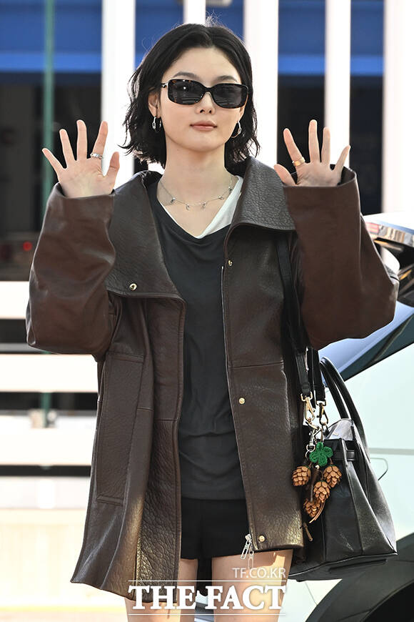 배우 김유정이 30일 오전 '2026 메시카 하이주얼리 쇼‘ 참석을 위해 인천국제공항에 도착해 프랑스 파리 출국을 앞두고 취재진과 팬들에게 포즈를 취하고 있다. /인천국제공항=김성렬 기자