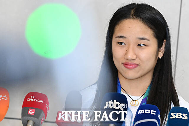 두 개의 메달과 함께 귀국하는 안세영.