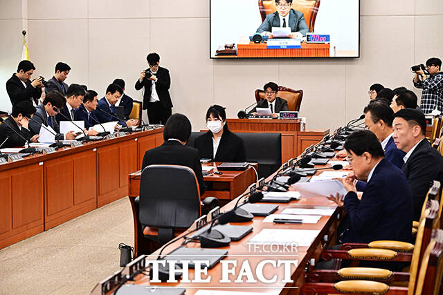유의동 국토위원장이 30일 오전 서울 여의도 국회에서 열린 국토교통위원회 전체회의에 참석해 안건을 상정하고 있다. /국회=배정한 기자