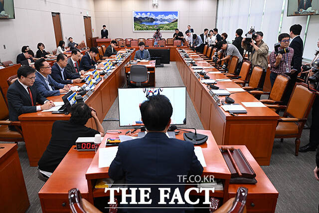전체회의 불참한 민주당, 자리에 놓여있는 전체회의 개회 요구서.