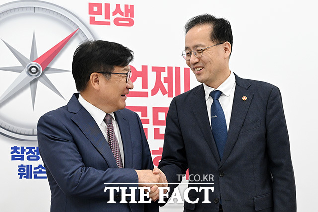 이형일 경제부총리 겸 재정경제부 장관(오른쪽) 만난 정 원내대표.