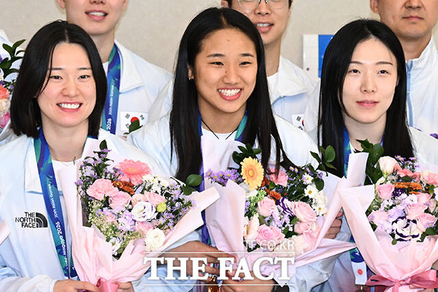 두 개의 메달과 함께 귀국하는 안세영.