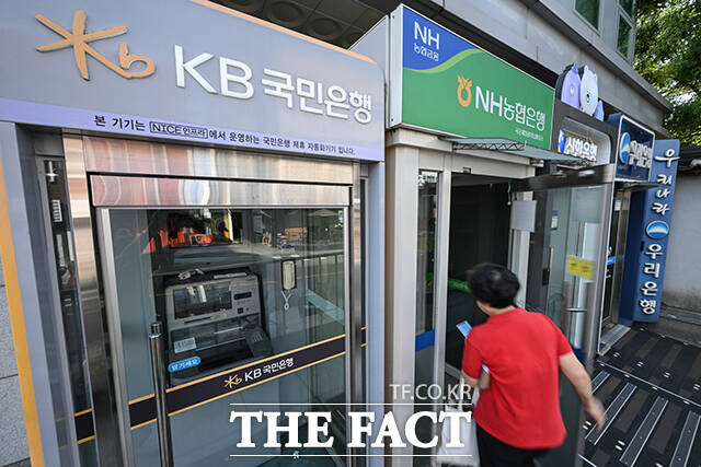 출근 시간을 늦출 수 있는 자율출근제와 금요일 조기 퇴근제 정착을 위한 당일 고객 마감 제도도 도입된다. 사진은 30일 서울 시내 시중은행의 현금자동입출금기를 사용하는 시민들의 모습.