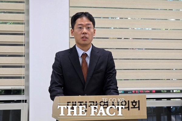 강희린 개혁신당 대전시당 위원장이 30일 대전시의회 기자실에서 기자회견을 열고 대전도시철도 2호선 트램 건설 일시 중지와 원점 재검토를 촉구하고 나섰다. /정예준 기자
