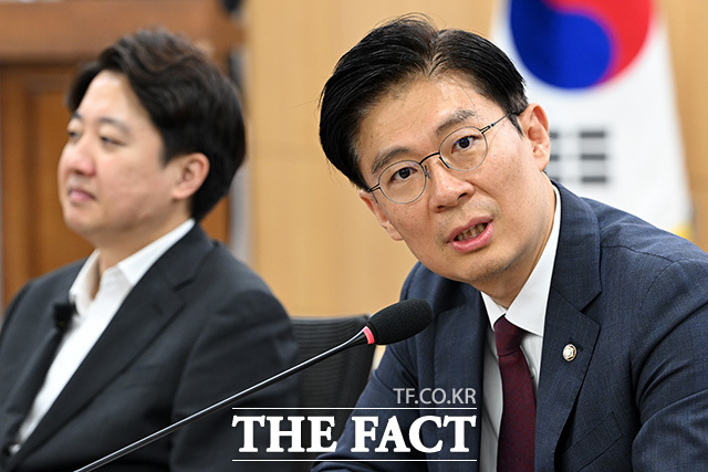 수도권 주거혁신포럼에서 기념촬영하는 참석자들.