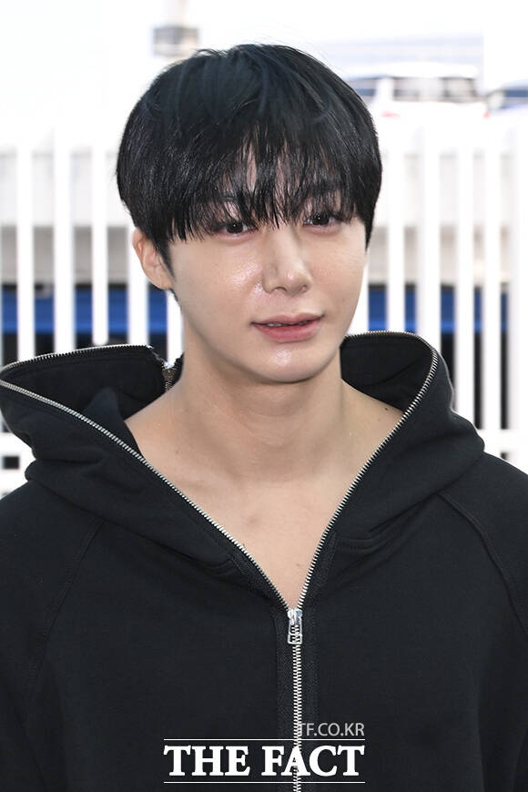 그룹 몬스타엑스의 셔누(오른쪽)와 형원이 30일 오전 파리패션위크 참석차 인천국제공항을 통해 출국하며 취재진과 팬들에게 포즈를 취하고 있다. /인천국제공항=김성렬 기자