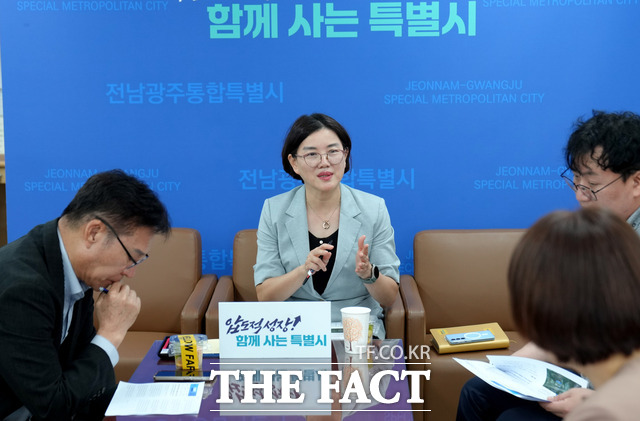 곽부영 전남광시 기반산업과장이 30일 무안청사 기자실에서 광양만권 국가첨단전략산업 이차전지 특화단지 최종 지정 관련 기자간담회를 하고 있다. /전남광주시