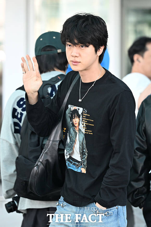 그룹 방탄소년단의 지민과 진, 뷔(왼쪽부터)가 30일 오전 해외 일정 참석을 위해 인천국제공항에 도착해 미국 애틀란타로 출국하고 있다. /인천국제공항=김성렬 기자